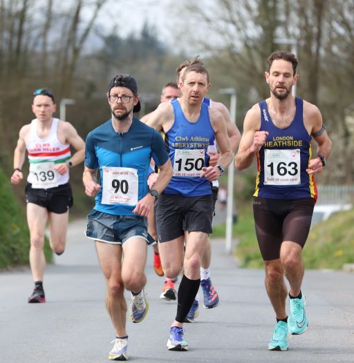 Runners taking part in the Teifi 10.