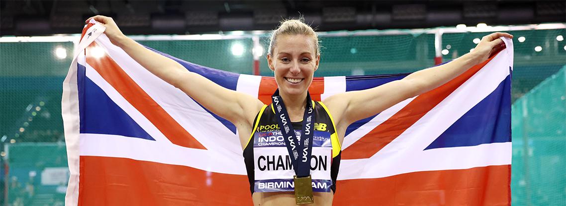 Melissa Courtney-Bryant celebrates winning gold at the 2023 UK Athletics Indoor Championships.